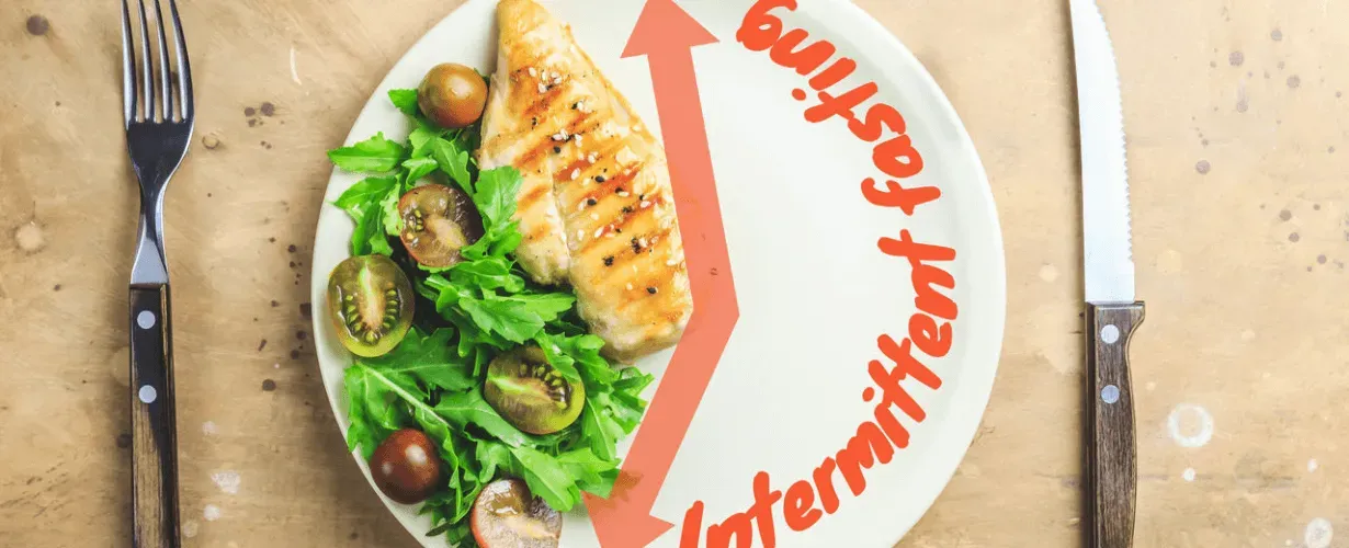 Na czym polega post przerywany (intermittent fasting) i jak zacząć go stosować?