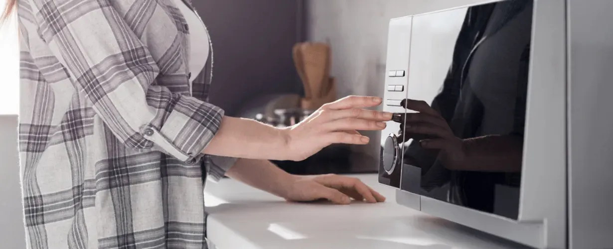 Wszystko, co musisz wiedzieć na temat podgrzewania jedzenia w mikrofali