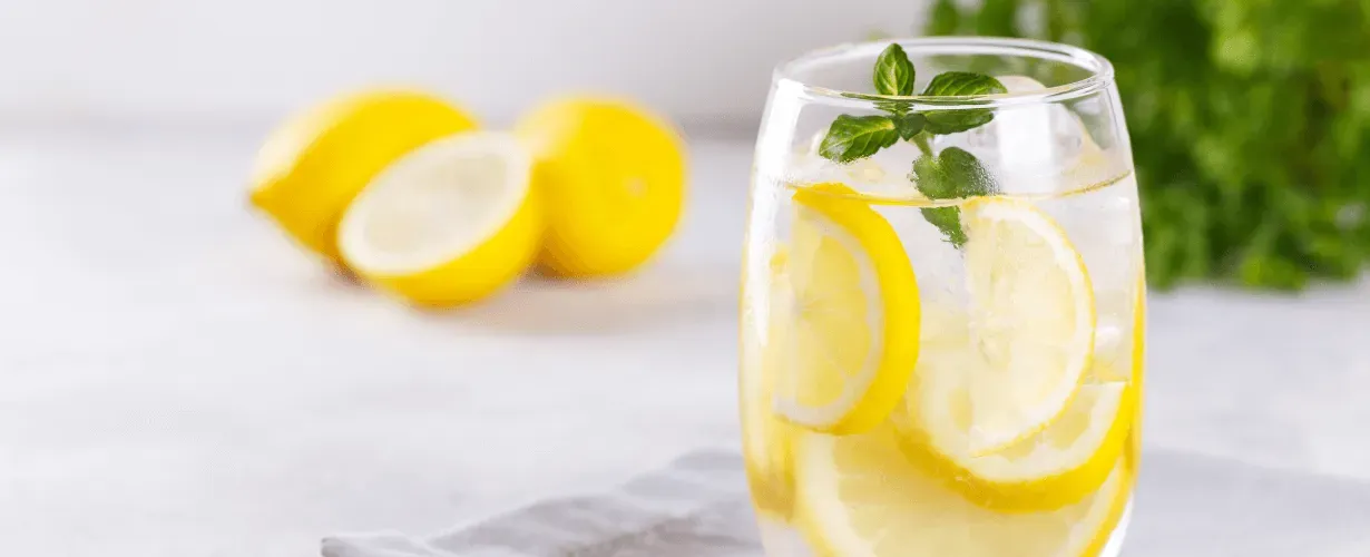 Ile wody dziennie spożywać? Pij więcej wody!