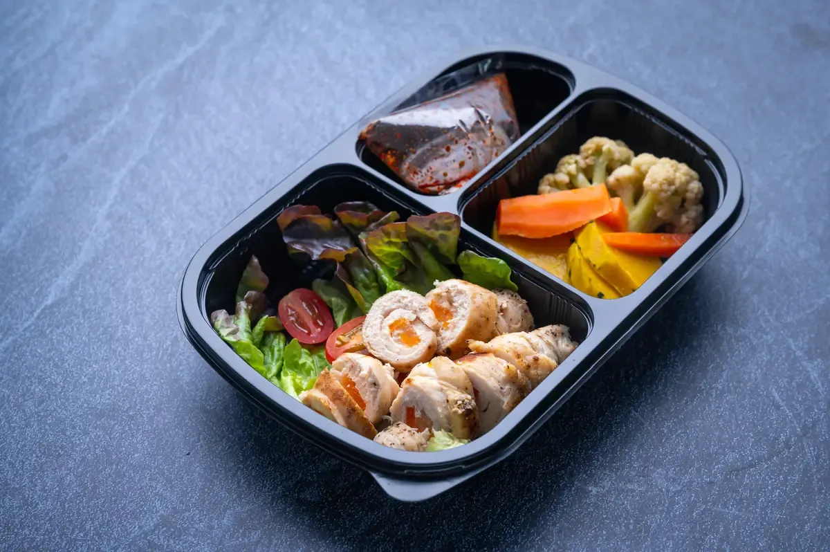 Dlaczego warto wybrać catering pudełkowy?