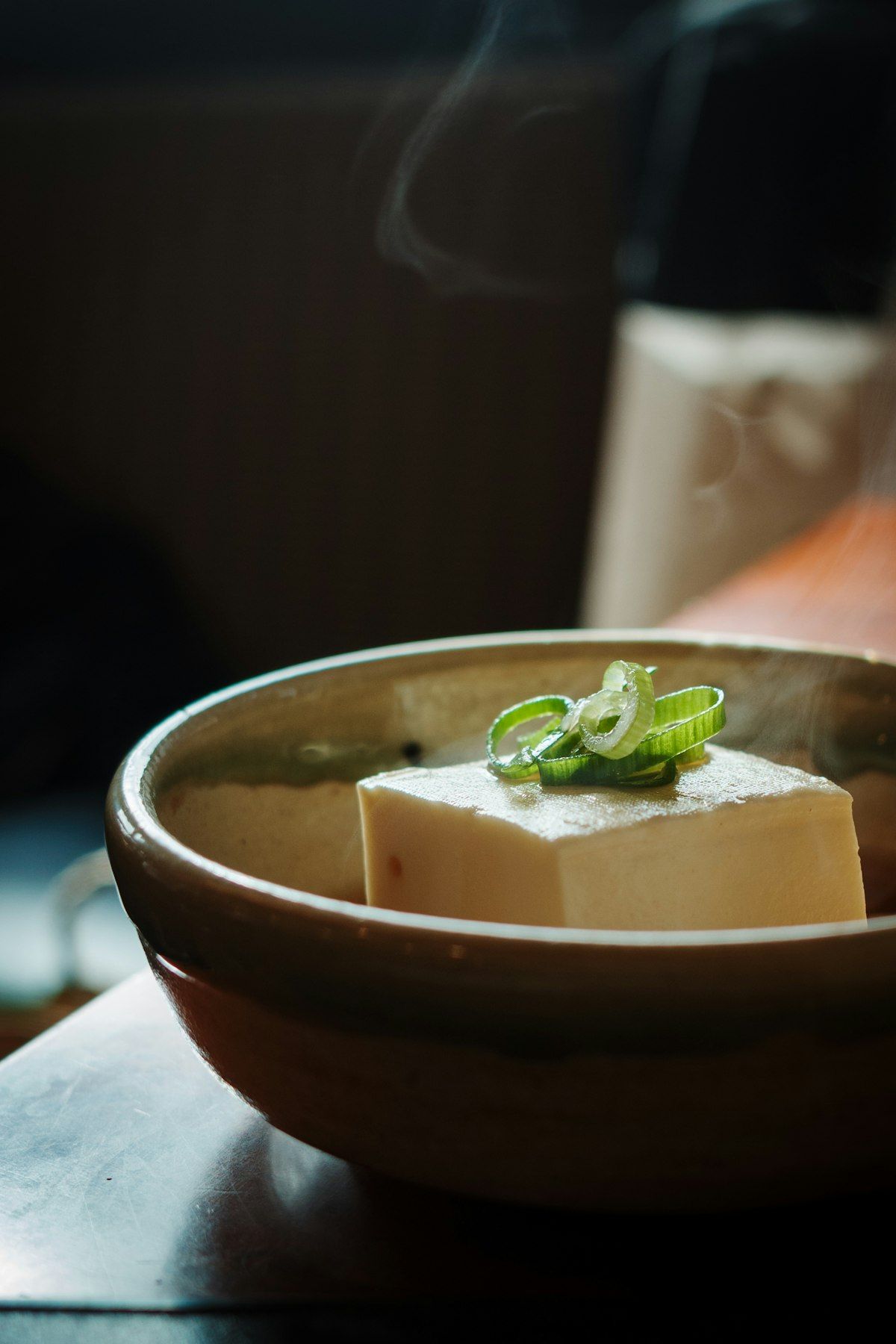 Tofu z dymką w misce
