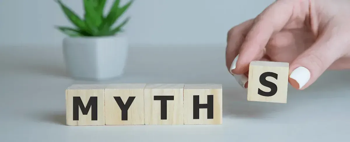 Drewniane klocki z napisem Myths
