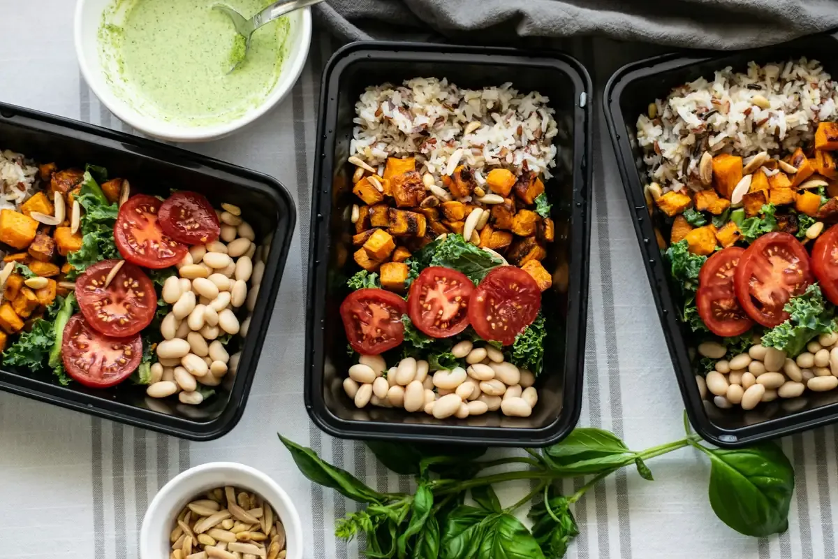 Catering IF: gotowe posiłki w pudełkach do zjedzenia w oknie żywieniowym