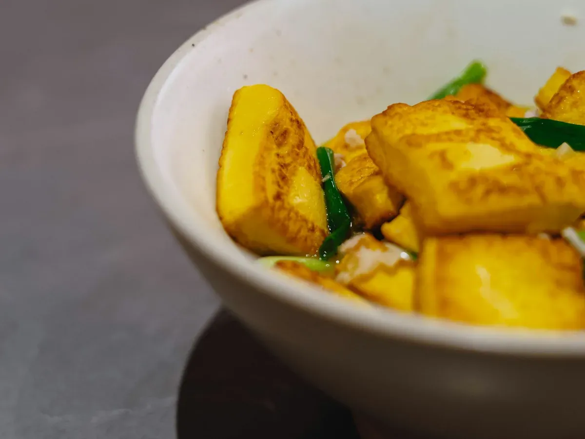 Obiad na diecie sirt: tofu w glazurze miso z kaszą gryczaną i jarmużem